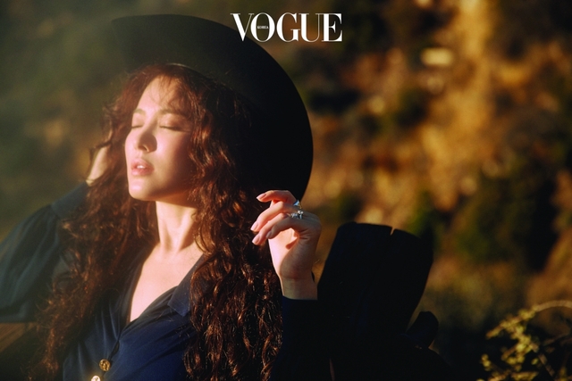 Cô dâu sắp cưới Song Hye Kyo đẹp ma mị trên Vogue - Ảnh 3.