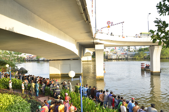 TP.HCM: Hai thanh niên tông thành cầu, văng xuống kênh Tàu Hủ - Ảnh 2.