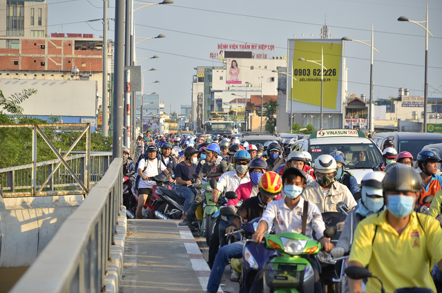 TP.HCM: Hai thanh niên tông thành cầu, văng xuống kênh Tàu Hủ - Ảnh 6.