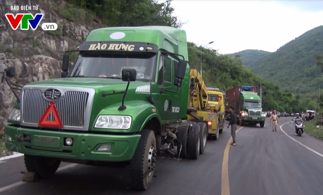 Bình Định: Tai nạn giữa xe container và ô tô, 1 người tử vong tại chỗ - Ảnh 1.