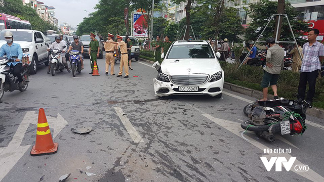 Xe “điên” gây tai nạn liên hoàn trên phố Xã Đàn - Ảnh 6.