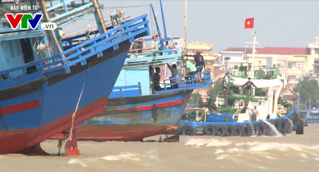 Phú Yên: Tàu cá mắc cạn, 1 ngư dân mất tích - Ảnh 1.