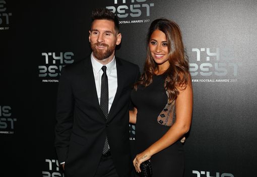 Ronaldo, Messi tay bắt mặt mừng tại Lễ trao giải FIFA The Best 2017 - Ảnh 1.