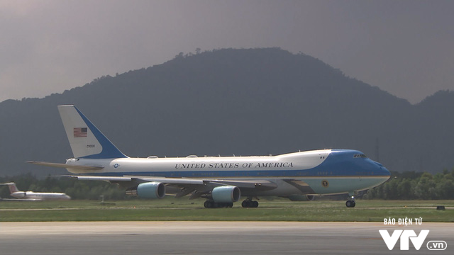 Chùm ảnh: Tổng thống Mỹ Donald Trump vẫy chào Đà Nẵng từ chuyên cơ Air Force One - Ảnh 1.