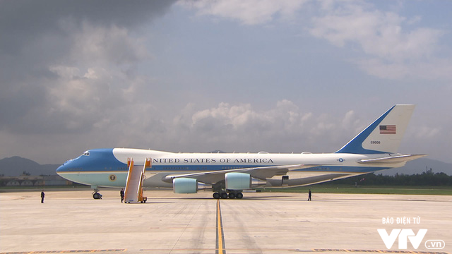 Chùm ảnh: Tổng thống Mỹ Donald Trump vẫy chào Đà Nẵng từ chuyên cơ Air Force One - Ảnh 2.