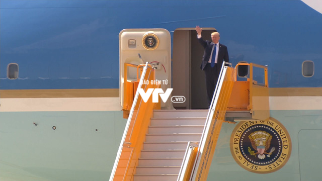 Chùm ảnh: Tổng thống Mỹ Donald Trump vẫy chào Đà Nẵng từ chuyên cơ Air Force One - Ảnh 3.