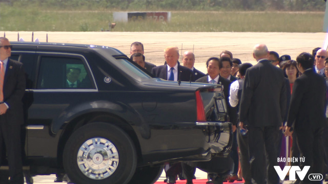 Chùm ảnh: Tổng thống Mỹ Donald Trump vẫy chào Đà Nẵng từ chuyên cơ Air Force One - Ảnh 4.