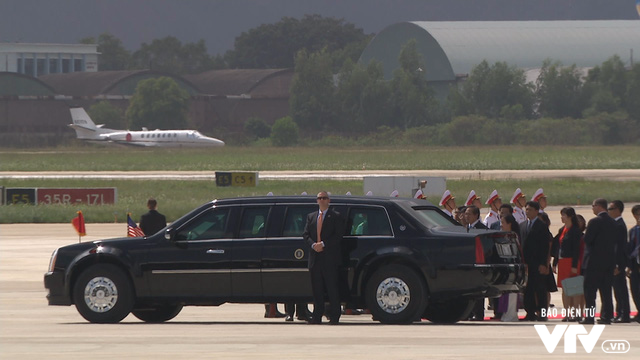 Chùm ảnh: Tổng thống Mỹ Donald Trump vẫy chào Đà Nẵng từ chuyên cơ Air Force One - Ảnh 5.