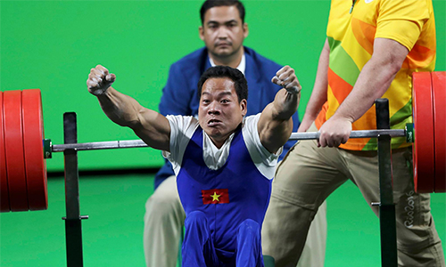 Tuấn Hưng xúc động trước tấm gương vượt khó của nhà vô địch Paralympic Lê Văn Công - Ảnh 1.