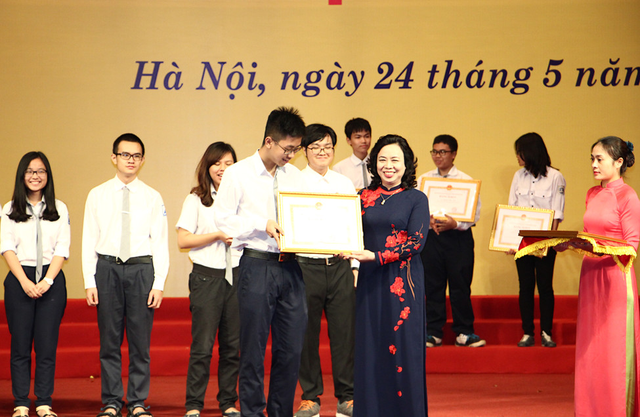 Hà Nội tuyên dương 1.020 học sinh giỏi tiêu biểu Thủ đô - Ảnh 1.