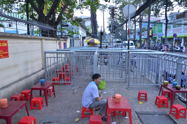 TP.HCM: Lắp rào chắn vỉa hè quanh Bệnh viện Chợ Rẫy - Ảnh 2.