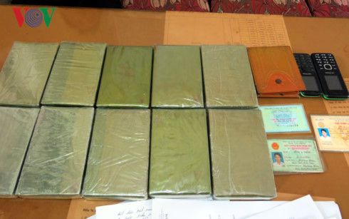 Sơn La: Bắt 2 đối tượng vận chuyển 10 bánh heroin bằng xe máy - Ảnh 1.