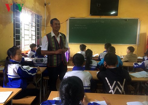 Thầy giáo đưa bài giảng điện tử đến với học trò dân tộc Mnông - Ảnh 1.