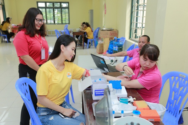 Á hậu Vân Quỳnh tận tâm bên các bệnh nhi tại Viện Huyết học - Truyền máu Trung ương - Ảnh 1.