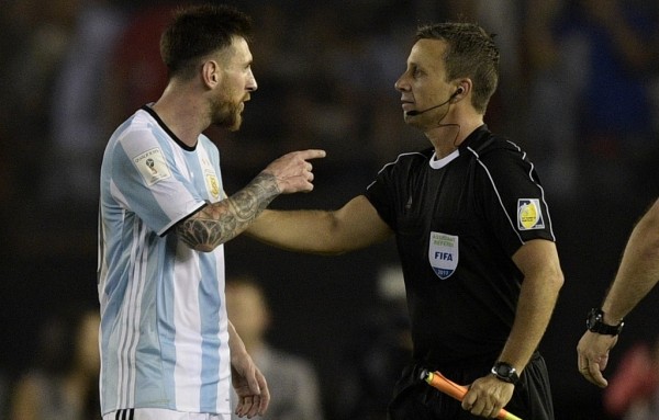 Lionel Messi nói gì sau scandal lăng mạ trọng tài? - Ảnh 1.