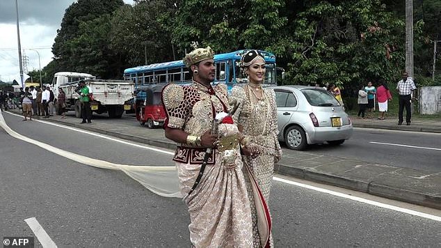 Cô dâu Sri Lanka đối diện án tù vì bắt 250 trẻ em nâng váy cưới - Ảnh 1.