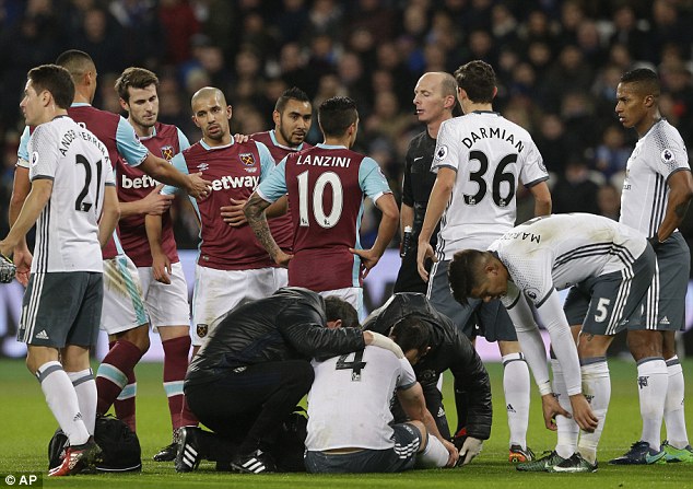 Dư âm trận West Ham - Man Utd: Mike Dean đã sai! - Ảnh 1.