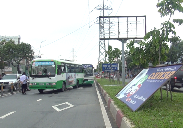 TP.HCM: 2 xe bus tông nhau do biển quảng cáo bất ngờ rơi - Ảnh 1.