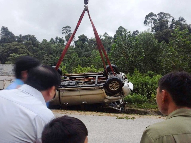 Lũ cuốn trôi xe, 2 cán bộ kiểm tra giao thông tử vong - Ảnh 2.