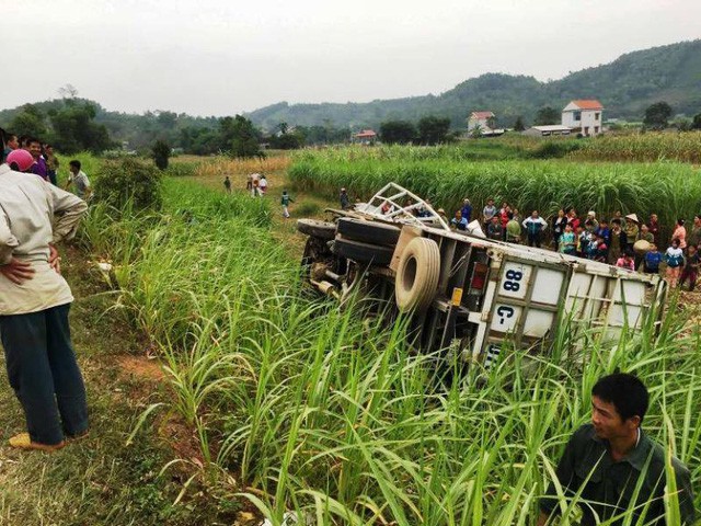 Xe khách tông xe tải văng xuống ruộng tại Hòa Bình - Ảnh 1.