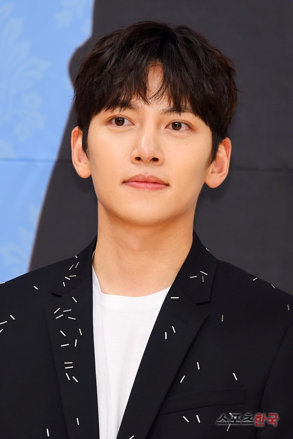 Mỹ nam Ji Chang Wook vừa ngầu, vừa tếu bên tình mới - Ảnh 2.