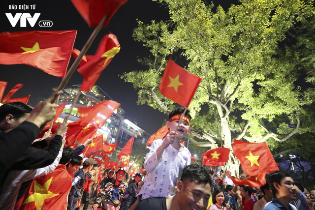 Từ xoong, chảo tới cờ hoa: Muôn màu cổ vũ trong đêm lịch sử của bóng đá Việt Nam - Ảnh 1.