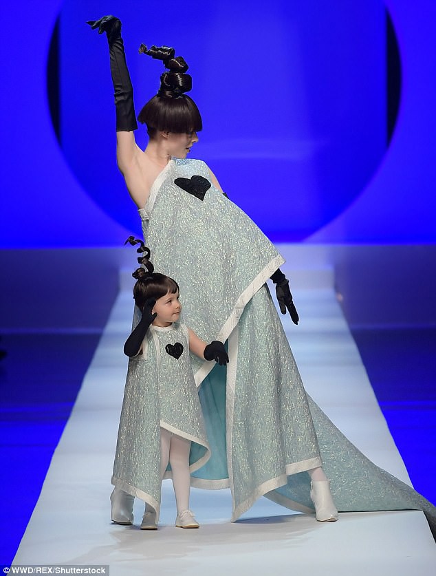 Mẹ con nữ hoàng tạo dáng Coco Rocha cực dễ thương trên sàn diễn thời trang Paris - Ảnh 4.