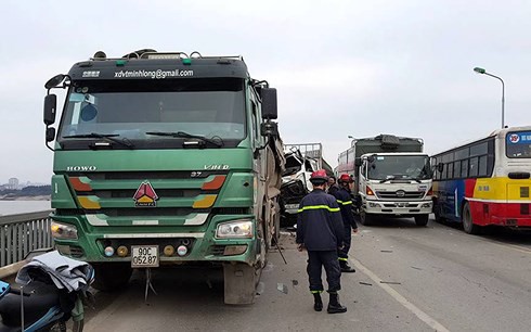 Hai xe tải đâm nhau khiến 2 người thương vong trên cầu Thăng Long - Ảnh 1.