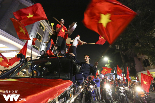 Từ xoong, chảo tới cờ hoa: Muôn màu cổ vũ trong đêm lịch sử của bóng đá Việt Nam - Ảnh 8.