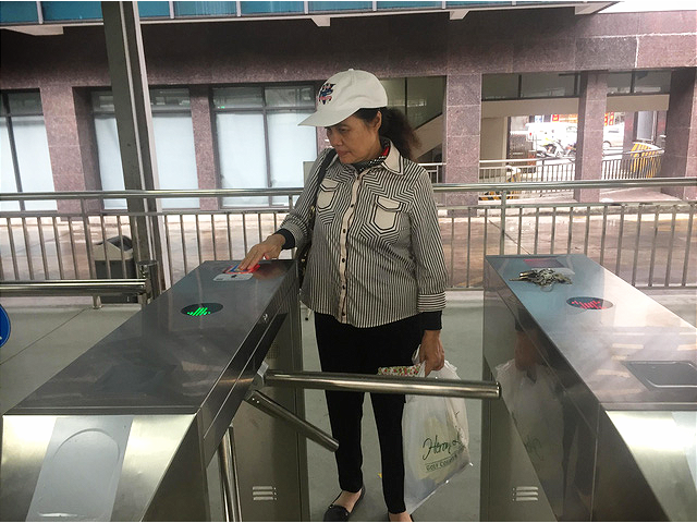 Hà Nội chính thức sử dụng vé điện tử tại xe bus nhanh BRT - Ảnh 1.