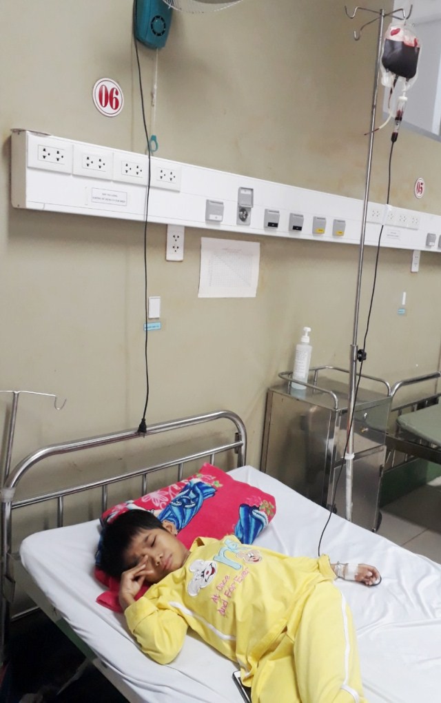 Chồng bỏ đi, vợ nghèo khốn đốn lo không cứu nổi con gái ung thư máu - Ảnh 4. Chồng bỏ đi, vợ nghèo khốn đốn lo không cứu nổi con gái ung thư máu - Ảnh 4.