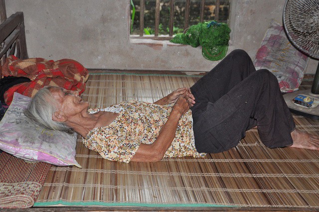 Xót thương mẹ già 85 tuổi bất lực nhìn 2 con tâm thần đánh nhau - Ảnh 4. Xót thương mẹ già 85 tuổi bất lực nhìn 2 con tâm thần đánh nhau - Ảnh 4.