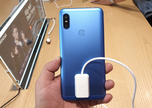 Smartphone 4 camera đầu tiên của Xiaomi lên kệ, giá 4,9 triệu đồng - Ảnh 1.