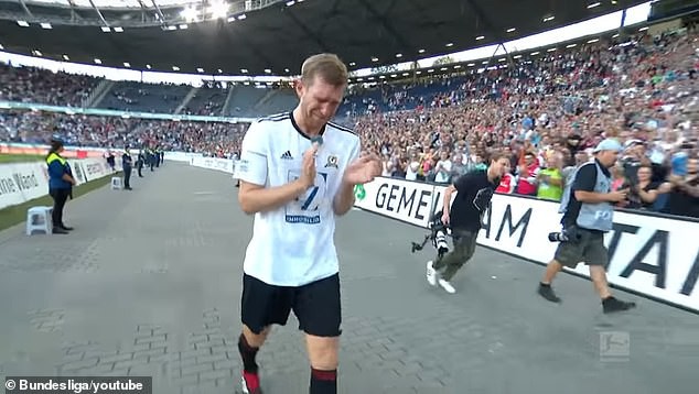 Per Mertesacker giải nghệ sau trận cầu 19 bàn thắng - Ảnh 1.