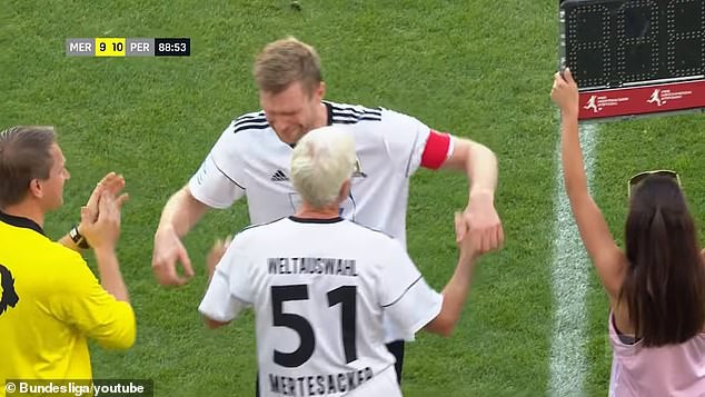 Per Mertesacker giải nghệ sau trận cầu 19 bàn thắng - Ảnh 3.