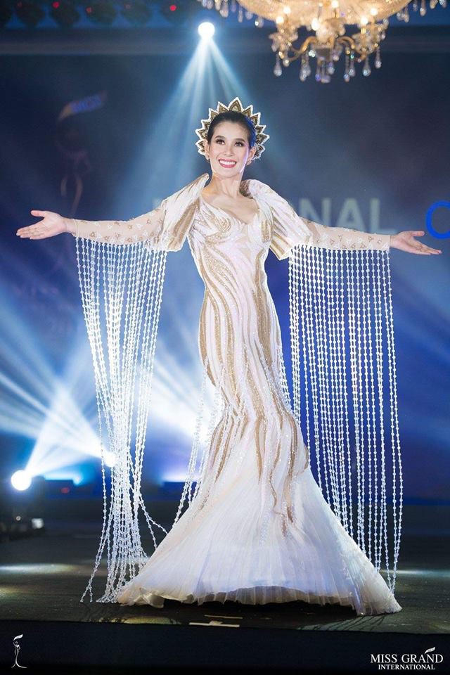 Đại diện Việt Nam lọt top 10 trang phục truyền thống đẹp nhất tại Miss Grand International 2018 - Ảnh 9.