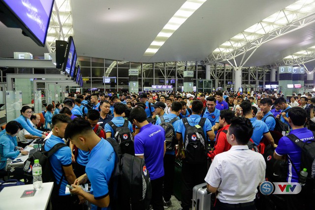 Chùm ảnh: ĐT Việt Nam lên đường sang Hàn Quốc tập huấn, chuẩn bị cho AFF Cup 2018 - Ảnh 9.