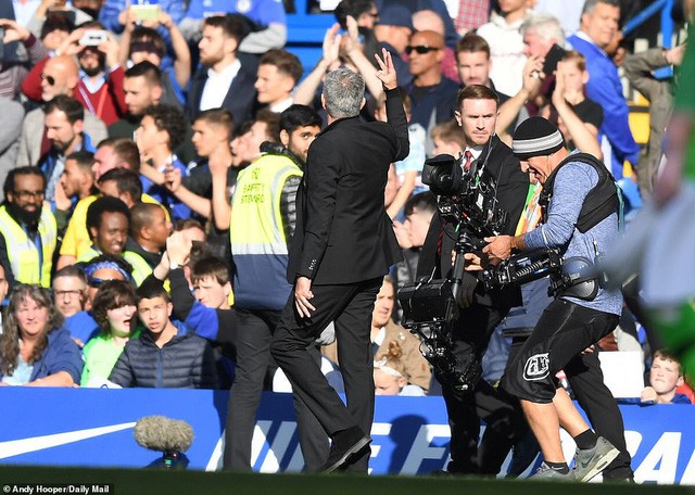 ẢNH: Toàn cảnh trận hòa kịch tính giữa Chelsea và Man Utd trên sân Stamford Bridge - Ảnh 18.