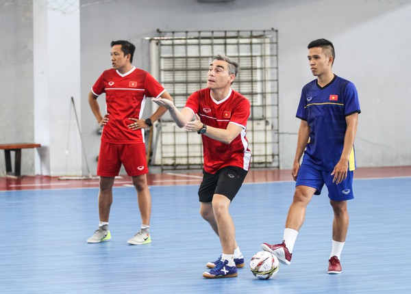 ĐT futsal Việt Nam lên đường sang Thái Lan tập huấn - Ảnh 2.