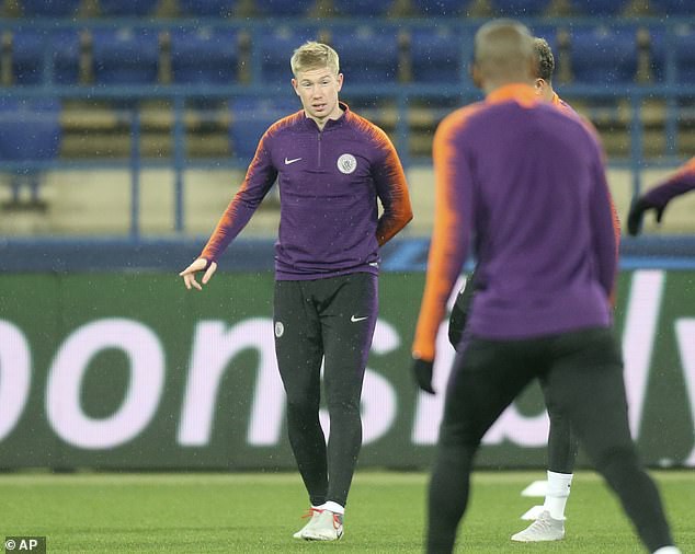 Man City hé lộ đội hình đấu Shakhtar Donetsk trên sân tập lạnh buốt - Ảnh 7.