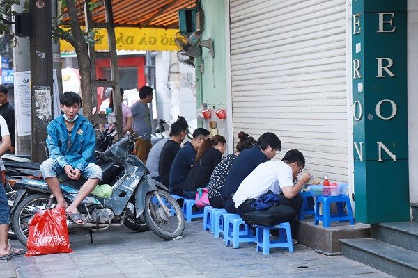 Ăn uống vỉa hè làm tăng nguy cơ ung thư đường tiêu hóa - Ảnh 1.