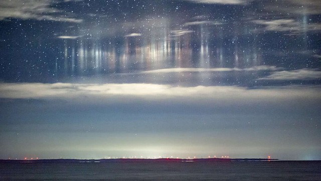 Những cột s&aacute;ng b&iacute; ẩn xuất hiện tr&ecirc;n bầu trời Mỹ - Ảnh 1.