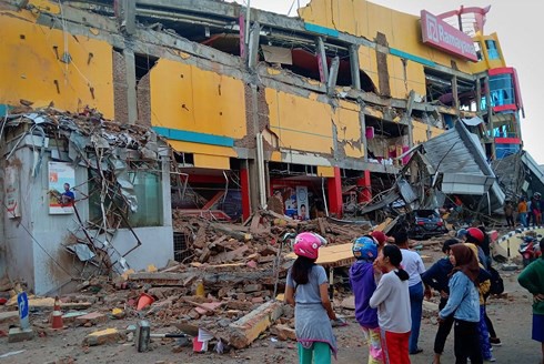 Indonesia đẩy mạnh công tác cứu hộ nạn nhân sau thảm họa động đất, sóng thần - Ảnh 1.