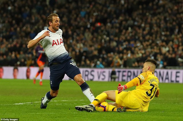 Đánh bại Tottenham, Man City giành lại ngôi đầu bảng - Ảnh 2.