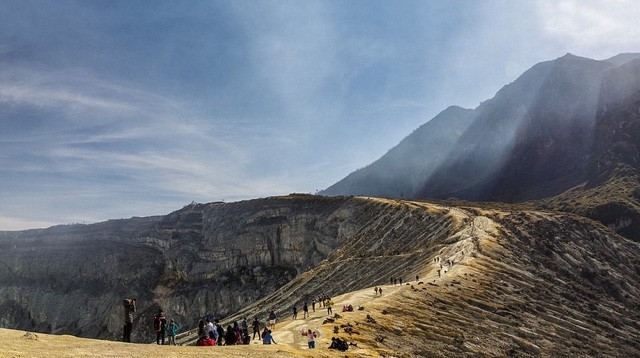 Du khách Việt kể lại hành trình khám phá miệng núi lửa kỳ ảo ở Indonesia - Ảnh 11.