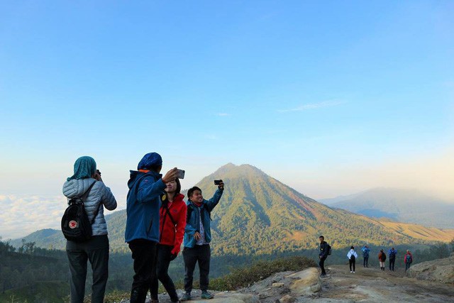 Du khách Việt kể lại hành trình khám phá miệng núi lửa kỳ ảo ở Indonesia - Ảnh 10.