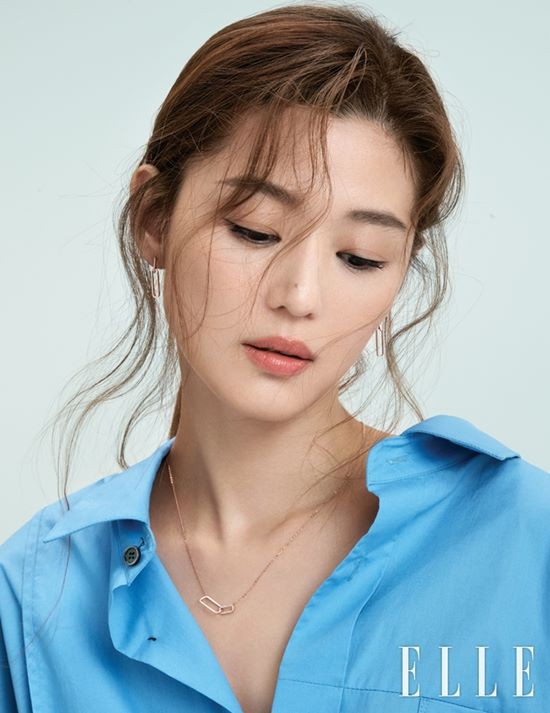 Jun Ji Hyun đối đầu với Kim Tae Hee trên tạp chí - Ảnh 2.