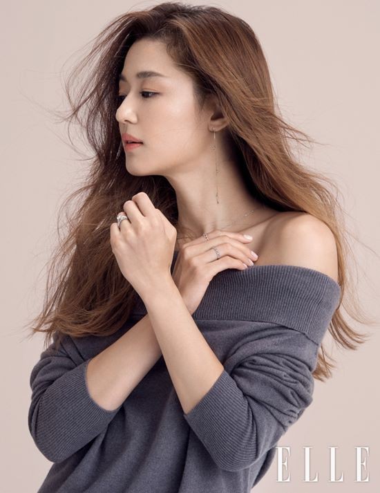 Jun Ji Hyun đối đầu với Kim Tae Hee trên tạp chí - Ảnh 5.