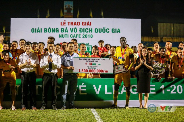 ẢNH: Ngoại binh toả sáng, FLC Thanh Hoá giành ngôi Á quân V.League 2018 - Ảnh 20. ẢNH: Ngoại binh toả sáng, FLC Thanh Hoá giành ngôi Á quân V.League 2018 - Ảnh 20.