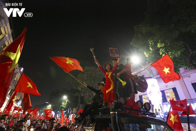 Từ xoong, chảo tới cờ hoa: Muôn màu cổ vũ trong đêm lịch sử của bóng đá Việt Nam - Ảnh 7.